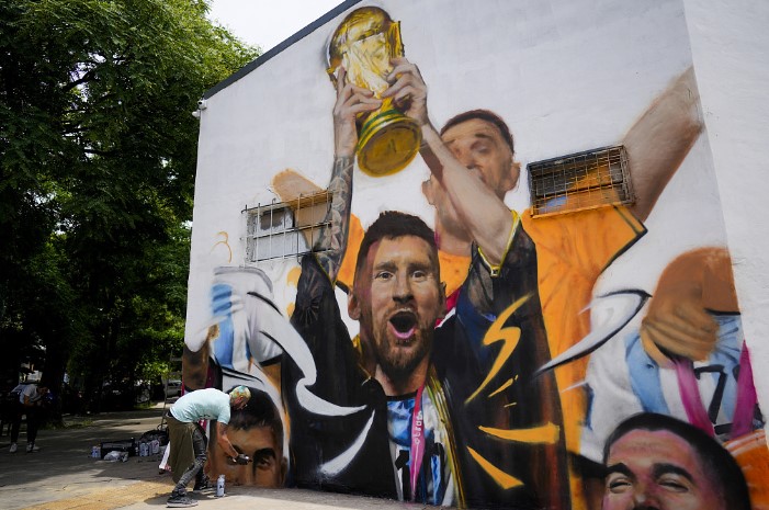 一位艺术家绘制了阿根廷球星莱昂内尔·梅西在布宜诺斯艾利斯举起世界杯奖杯的壁画。